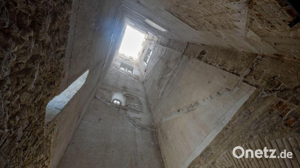 Das Augsburger Wahrzeichen Perlachturm ist derzeit hohl, nachdem die Treppen zum Besteigen des rund 70 Meter hohen Turms entfernt wurden. Bild: Stefan Puchner/dpa