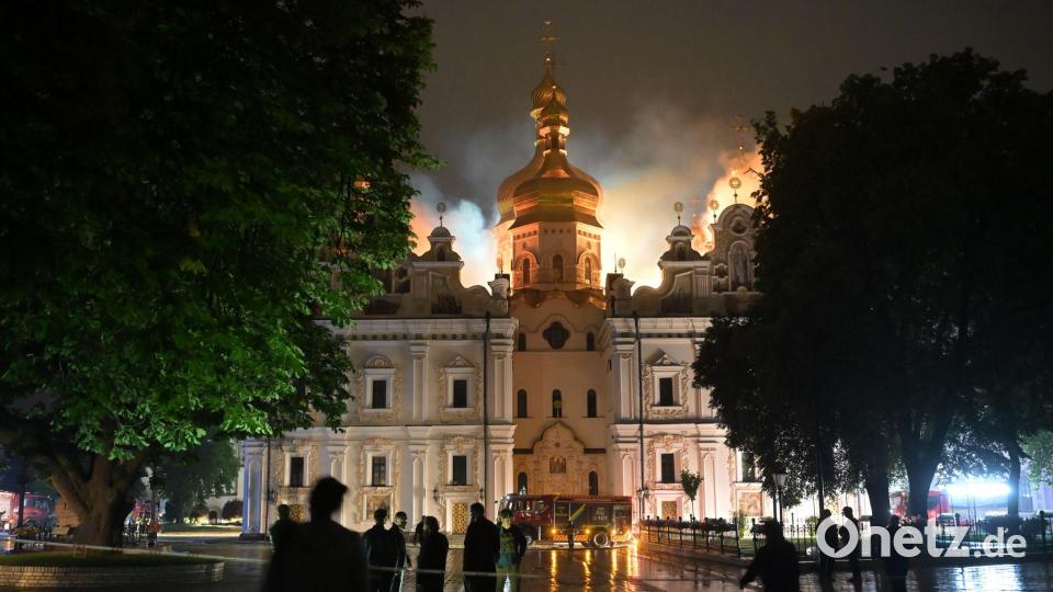 Flammen züngeln aus dem Dach unter den vergoldeten Kuppeln der Mariä-Entschlafens-Kathedrale. Bild: Danylo Antoniuk/AP/dpa