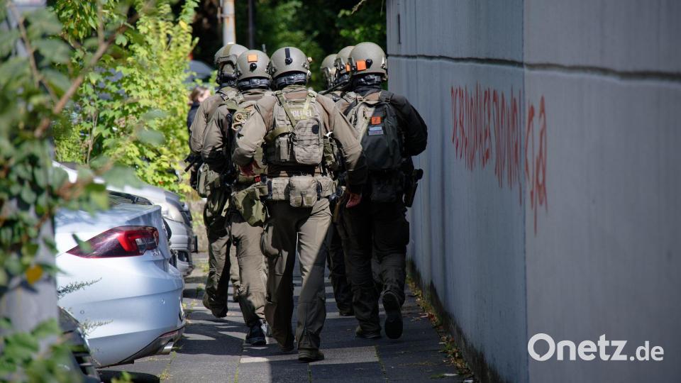 Polizisten in Spezialausrüstung sind am Tattag Anfang September 2025 in Essen im Einsatz. (Archiv) Bild: Henning Kaiser/dpa