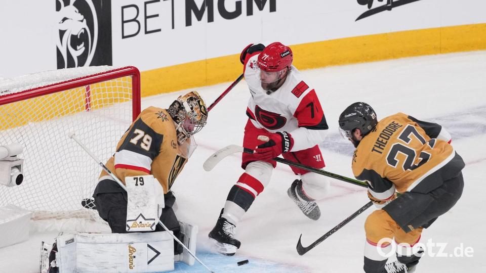 Taylor Hall (Mitte) traf früh zum 1:0 für die Hurricanes. Bild: Candice Ward/FR172212 AP/AP/dpa