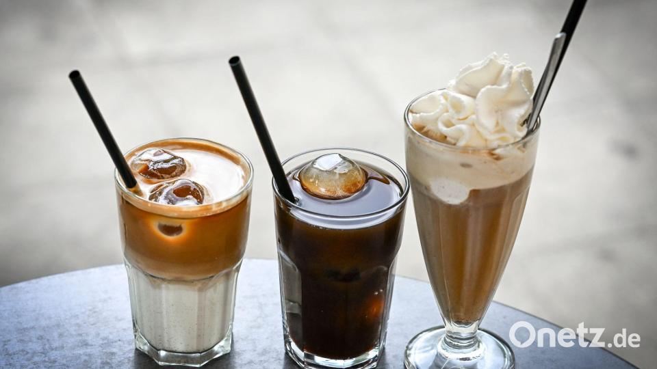 Kaffeekonzentrat kann man mit Milch oder Wasser verlängern und mit Eiswürfeln oder Sahne servieren - die Möglichkeiten sind vielfältig. (Archivbild) Bild: Jens Kalaene/dpa