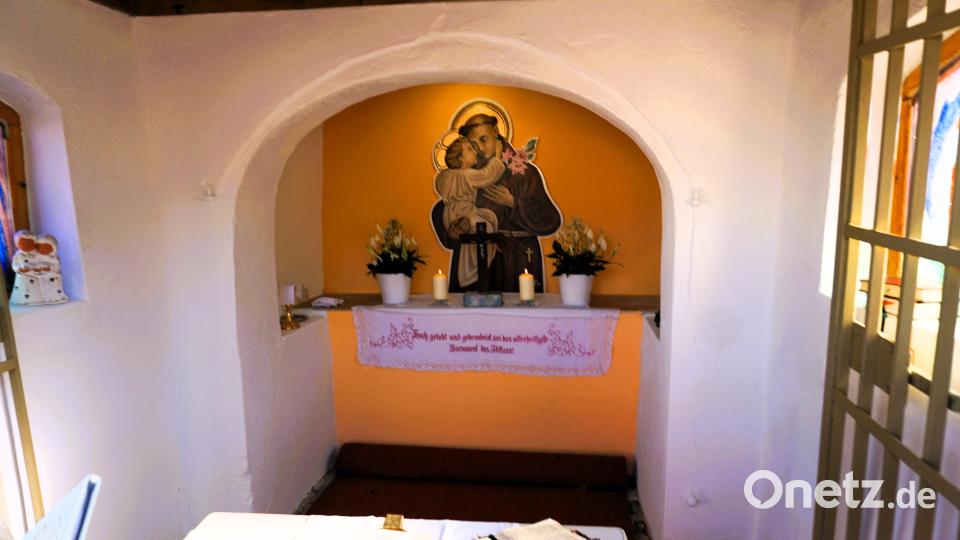 Im Inneren der Kapelle sieht man das von Hans-Georg Hierl gemalte Altarbild, das den heiligen Antonius mit dem Jesuskind am Arm darstellt. Seitlich die neuen Fenster mit dem Motiv "Das Licht am Endes Tunnels". Bild: Christine Löffler