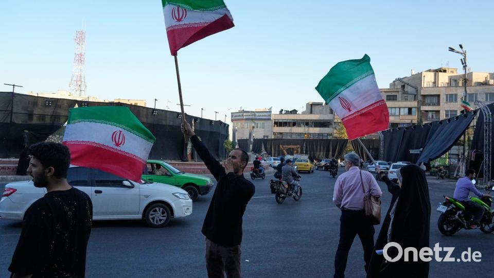 Die iranische Führung feiert das Rahmenabkommen aber für die Menschen im Land herrscht Ungewissheit, ob sich ihre Lage damit bessert. Bild: Vahid Salemi/AP/dpa