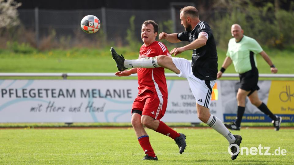 Manuel Funk (rechts) und der VfB Rothenstadt gehen nach dem Klassenerhalt künftig in der Kreisliga Süd an den Start. Bild: Dieter Jäschke