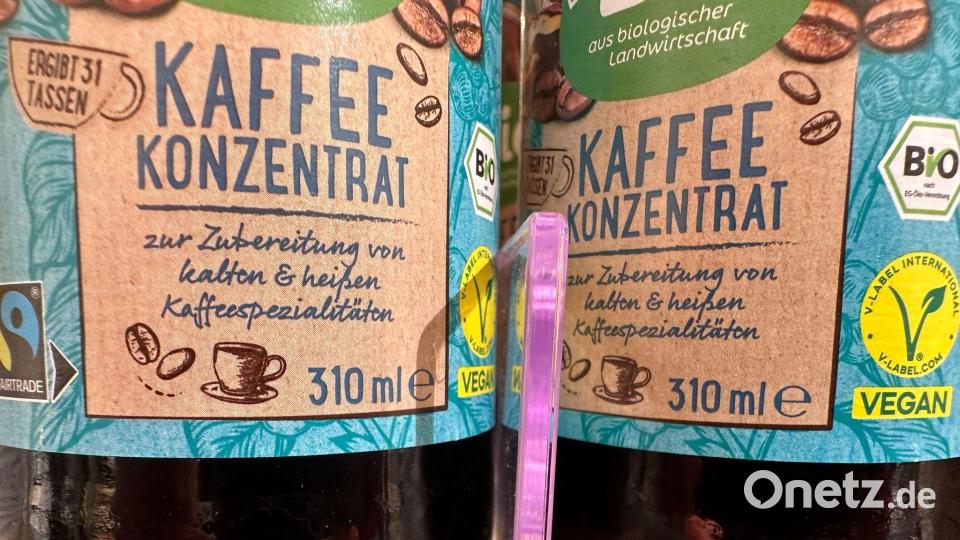 Flaschen mit Kaffeekonzentrat stehen in einem Drogeriemarktregal. (Archivbild) Bild: Gregor Tholl/dpa