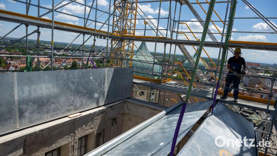 Ab Herbst 2027 sollen die Besucher wieder den dann frisch sanierten Turm besteigen können. Bild: Stefan Puchner/dpa