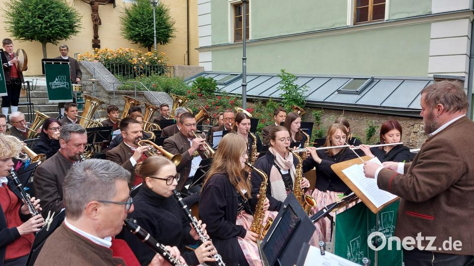 Die Freitreppe zur Pfarrkirche bildete die ideale Bühne für die Stadtkapelle, die sich unter der Stabführung von Tobias Zeitler (rechts) in Orchesterstärke präsentierte. Bild: Georg Lang