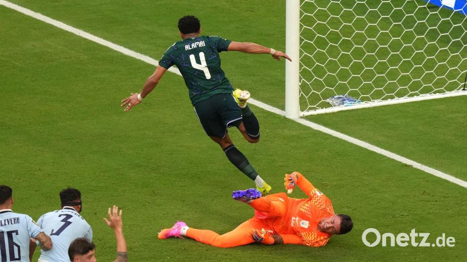 Abdulelah Al-Amri bejubelt sein Tor zum 1:0 Bild: Marta Lavandier/AP/dpa