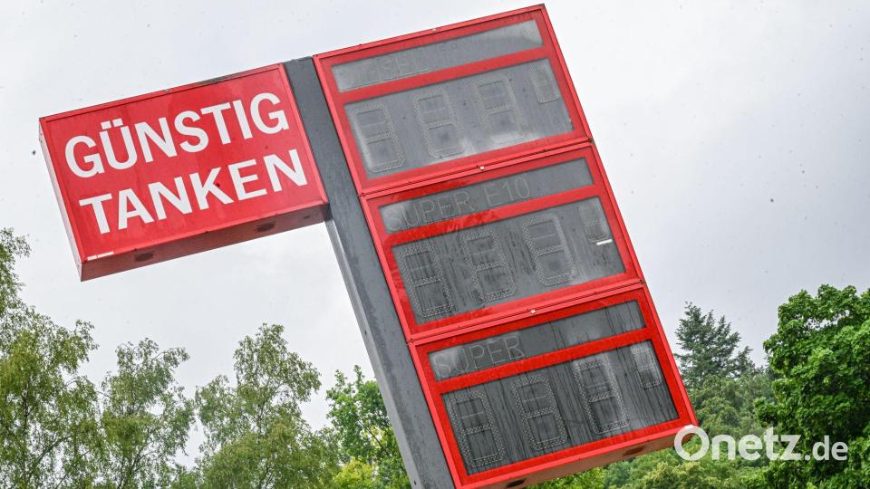 Der Tankrabatt kam zu großen Teilen bei den Verbrauchern an, sagt die Monopolkommission. (Archivbild) Bild: Jason Tschepljakow/dpa