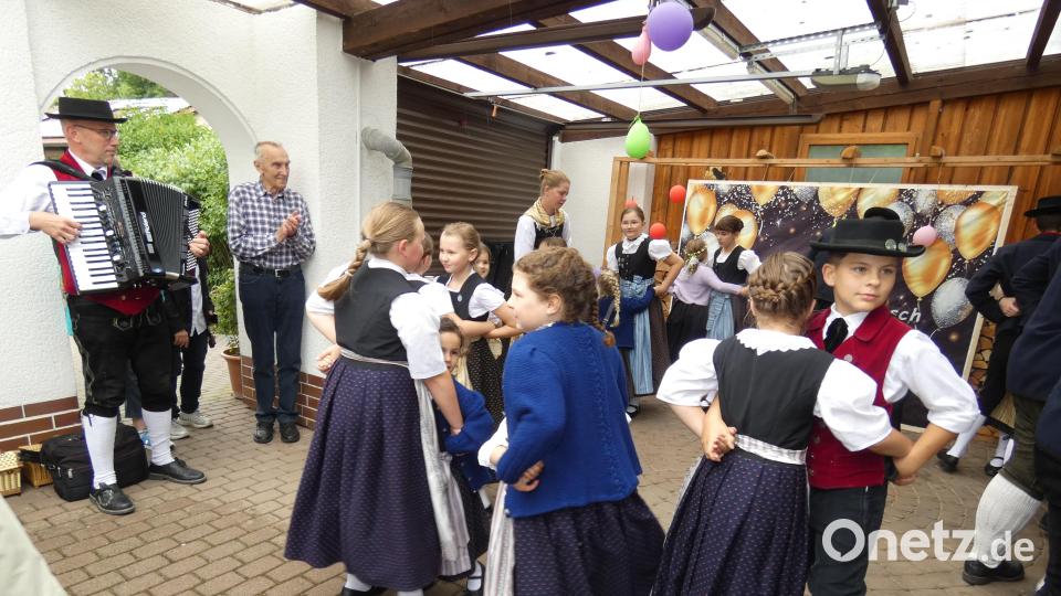 Hermann Bruhn (Zweiter von links) klatschte zu den Tänzen des Trachtenvereins, die von Peter Kraus begleitet wurden. Bild: Heidi Kurz