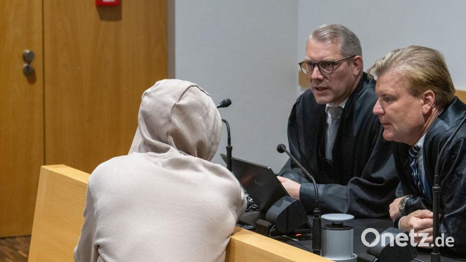 Wegen eines Mordes an einer Mutter mit drei Kindern ist ein 30 Jahre alter Mann, hier mit seinen beiden Verteidigern, zu einer lebenslangen Gefängnisstrafe verurteilt worden. Bild: Stefan Puchner/dpa