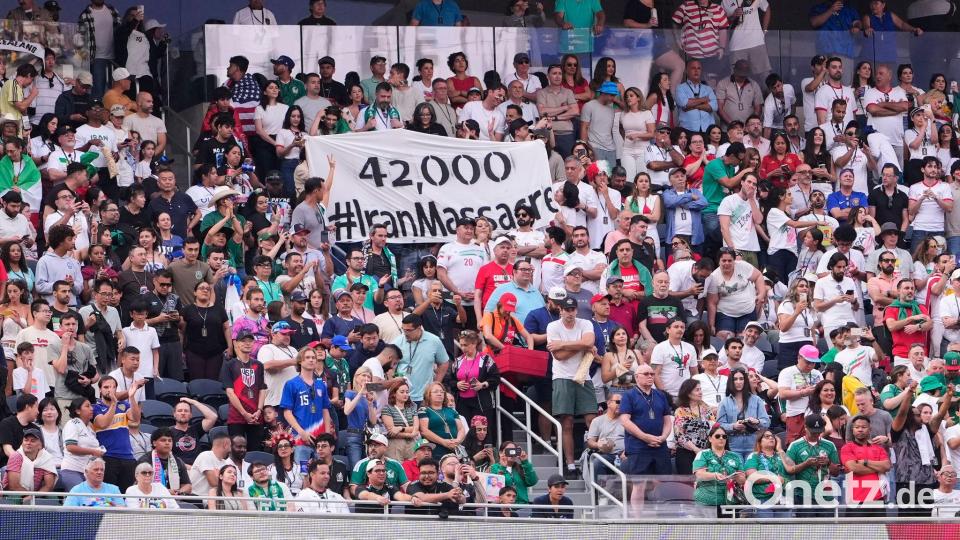 Immer wieder waren während des Iran-Spiels politische Banner im Stadion zu sehen. Bild: Mark J. Terrill/AP/dpa