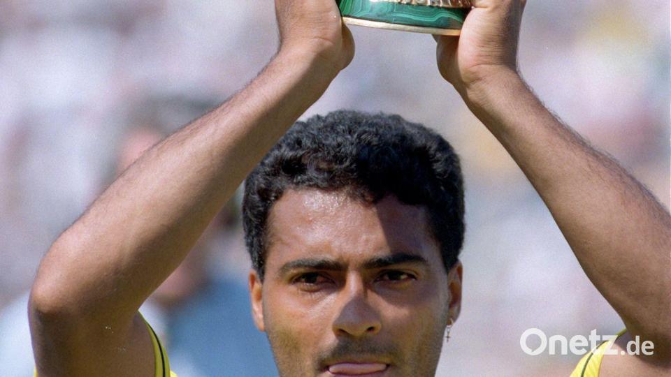Sein großer Moment: Romario mit dem WM-Pokal 1994. (Archivbild) Bild: picture alliance / dpa