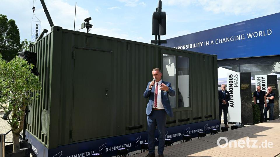 Rheinmetall-Manager Timo Haas bewarb den Abschuss-Container bei der Rüstungsmesse Eurosatory. Auf dem Dach des Containers ist eine Kamikaze-Drohne zu sehen. Bild: Wolf von Dewitz/dpa