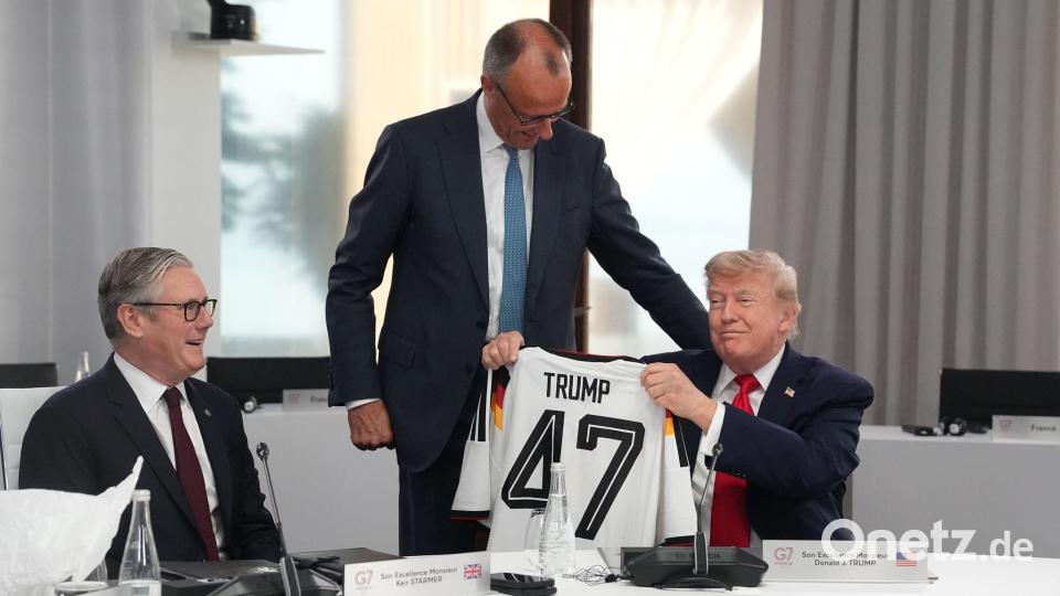 Im Sitzen nahm der US-Präsident sein Geschenk entgegen. Bild: Thibault Camus/Pool AP/AP/dpa