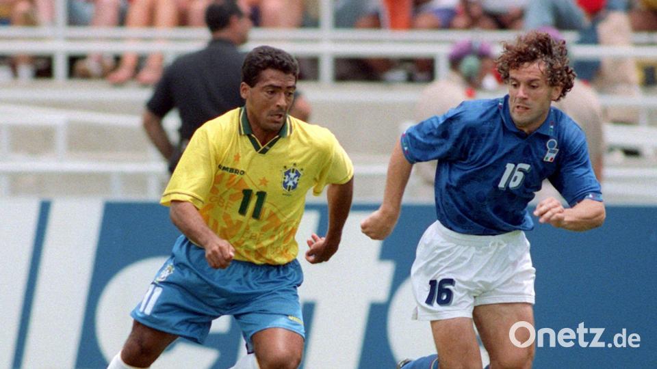 Zweikampf im WM-Finale 1994: Brasiliens Stürmer Romario (l) gegen Italiens Roberto Donadoni. (Archivbild) Bild: picture alliance / dpa