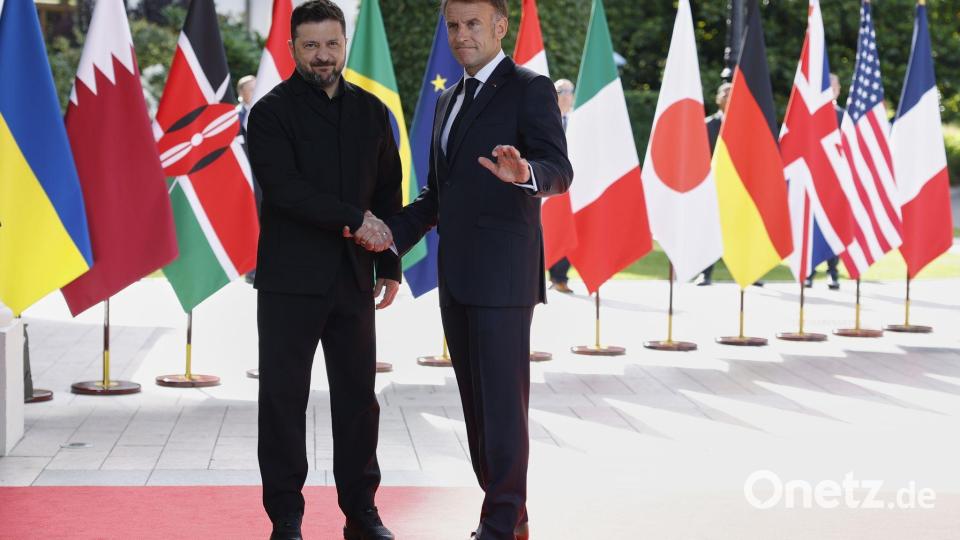 Der französische Präsident Emmanuel Macron (r) empfängt Wolodymyr Selenskyj, Präsident der Ukraine, im Hotel Royal anlässlich des G7-Gipfels. Bild: Yoan Valat/Pool EPA/AP/dpa