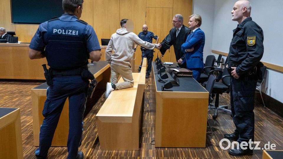 Nach dem Urteil verabschiedete sich der Angeklagte von seinen Anwälten. Bild: Stefan Puchner/dpa