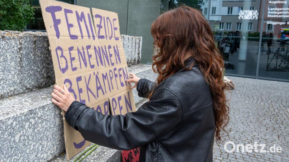 Vor dem Augsburger Strafjustizzentrum demonstrieren Frauen gegen Femizide. Bild: Stefan Puchner/dpa