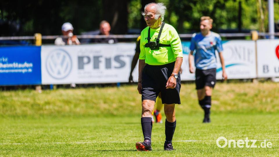 Hatte den Respekt der Jugend: Schiedsrichter Werner Ziebold. Bild: Philipp von Ditfurth/dpa