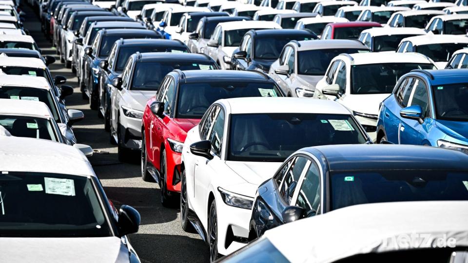Deutschland exportiert viele Autos in die USA - aber laut Statistischem Bundesamt seit dem Inkrafttreten der höheren Einfuhrzölle mit einem geringeren Wert. (Symbolbild) Bild: Sina Schuldt/dpa