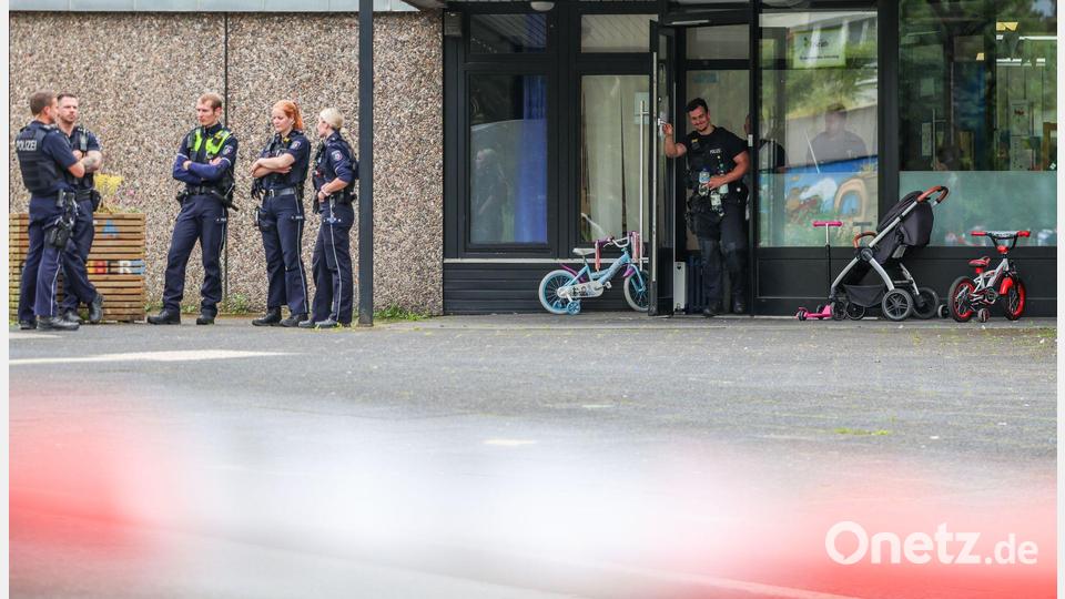 Der Bereich um den Tatort wurde weiträumig abgesperrt. Bild: Christoph Reichwein/dpa