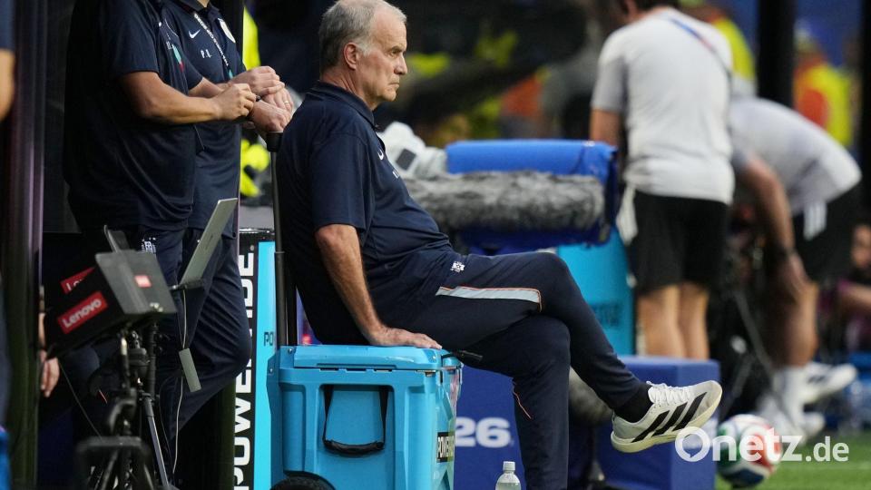 Uruguay Nationaltrainer Marcelo Bielsa verfolgte das Spiel meist auf einer Kühlbox sitzend. Bild: Lynne Sladky/AP/dpa