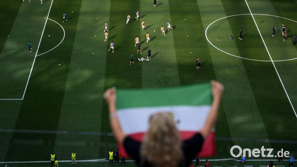 Fans jubeln, während sich die iranischen Spieler vor dem WM-Spiel gegen Neuseeland aufwärmen. Bild: Jae C. Hong/AP/dpa