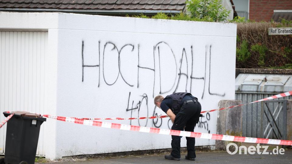 Nach dem Schuss aus der Polizeiwaffe wurden Spuren gesichert. Bild: Christoph Reichwein/dpa