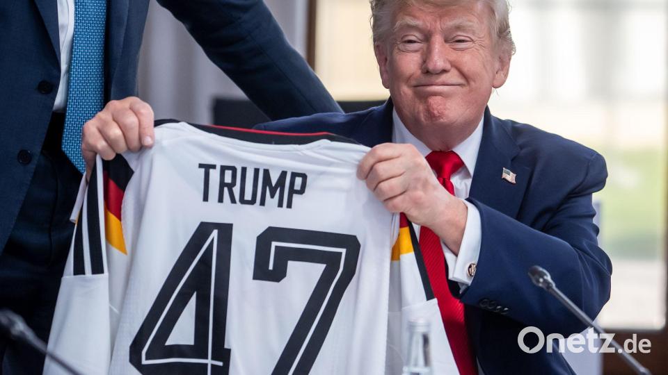 Trump zeigt sein Geschenk zum 80. Geburtstag. Bild: Michael Kappeler/dpa-Pool/dpa