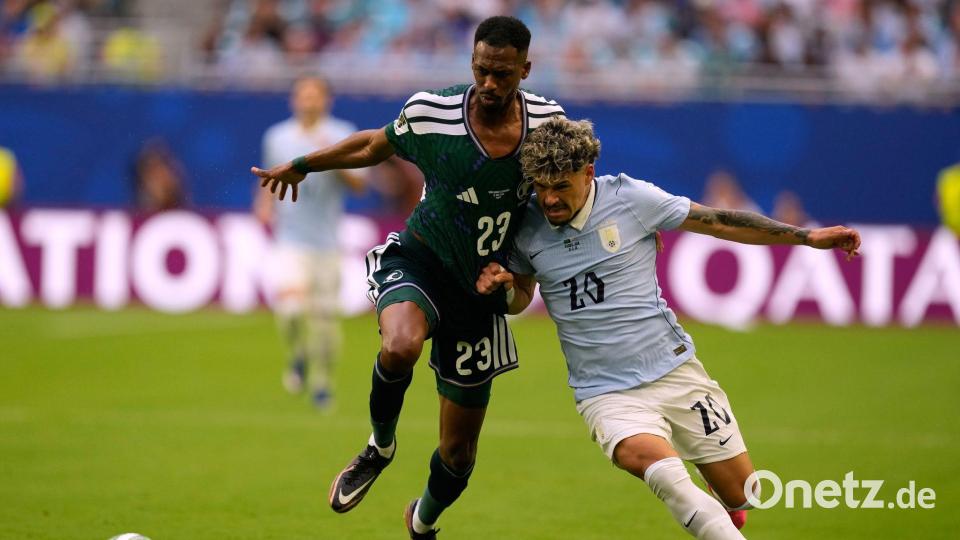 Das Spiel zwischen Uruguay und Saudi-Arabien war hart umkämpft. Bild: Rebecca Blackwell/AP/dpa