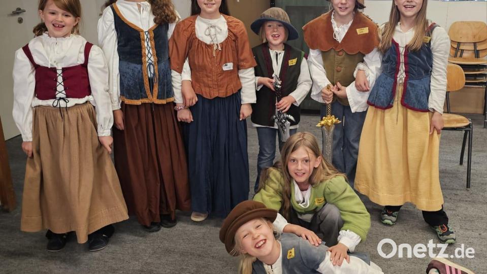Im OVIGO-Theaterstück "Robin Hood" spielen viele Kinder mit. Bild: OVIGO, Florian Wein