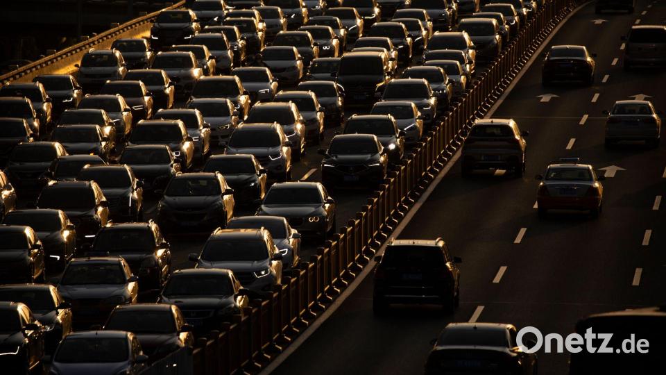 China gilt als der weltgrößte Automarkt. (Symbolbild) Bild: Mark Schiefelbein/AP/dpa