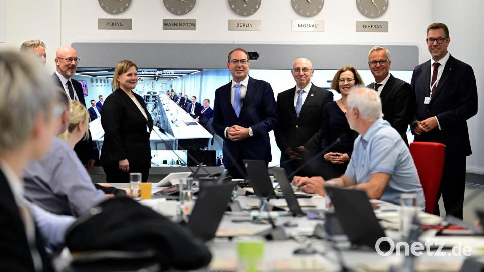 Im neuen Gemeinsamen Zentrum zur Abwehr hybrider Bedrohungen tauschen sich die verschiedenen Behörden anlassbezogen zu neuen Trends und konkreten Angriffen aus. Bild: John Macdougall/AFP POOL/dpa