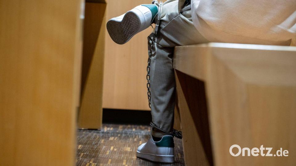 Mit Fußfesseln fixiert musste der Angeklagte das Urteil verfolgen. Bild: Stefan Puchner/dpa