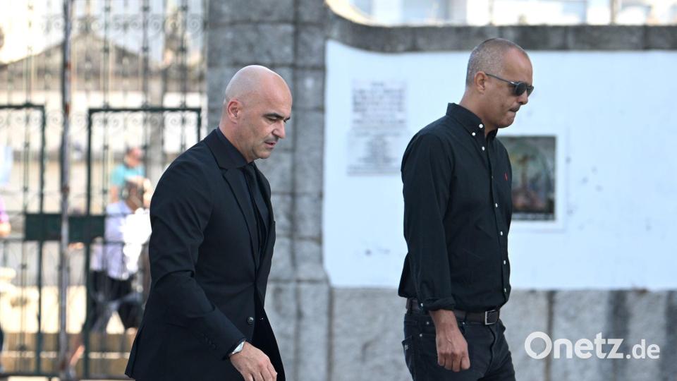 Portugals Nationaltrainer Roberto Martínez (l) bei der Beerdigung von Diogo Jota. (Archivbild) Bild: Pa/PA Wire/dpa