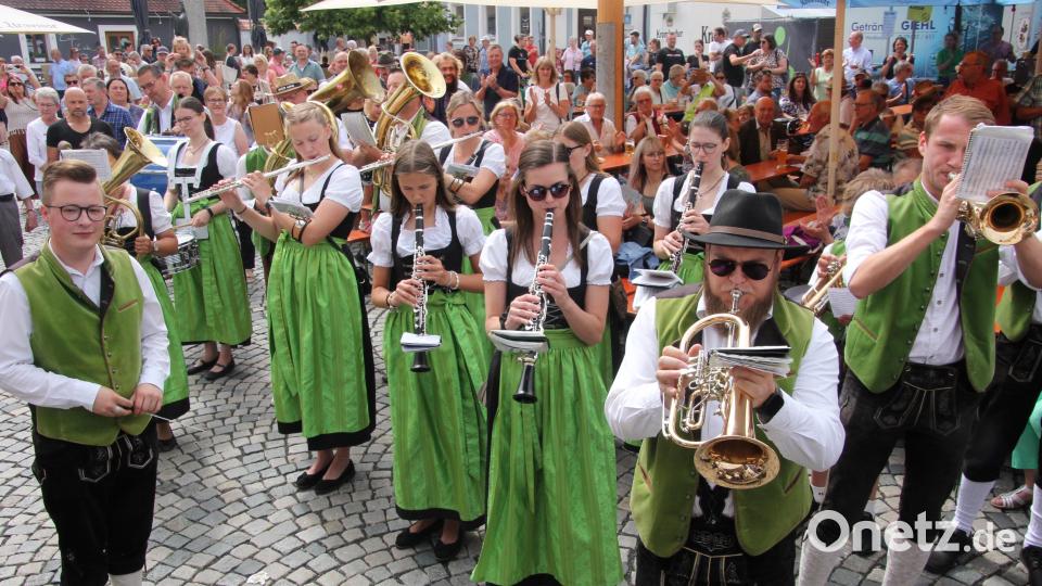 Der "Larida"-Marsch, gespielt von allen drei Blaskapellen, ist traditionell der Startschuss des Bürgerfestes in Waldsassen. Archivbild: Konrad Rosner