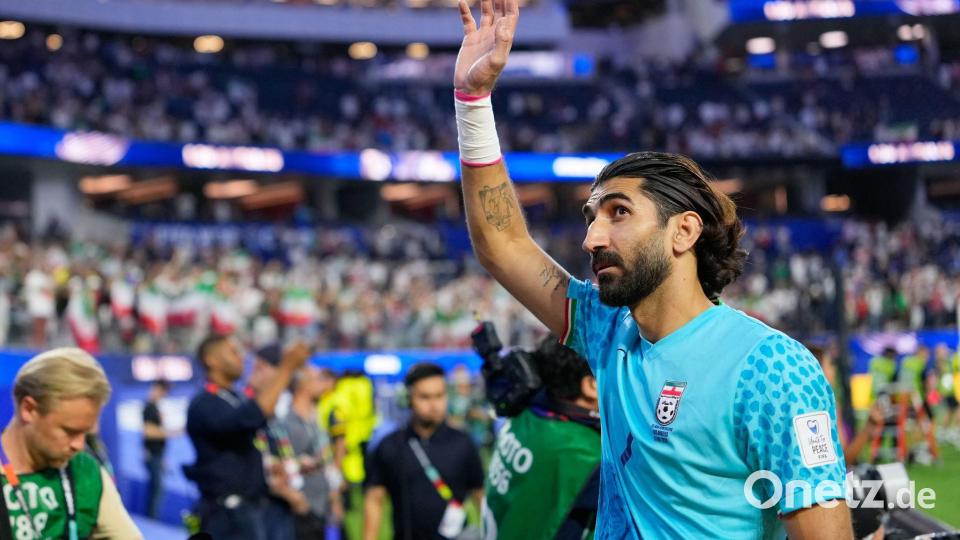 Bei der Hymne gab es Pfiffe, im Spiel war die Unterstützung für Irans Nationalmannschaft groß. Bild: Mark J. Terrill/AP/dpa