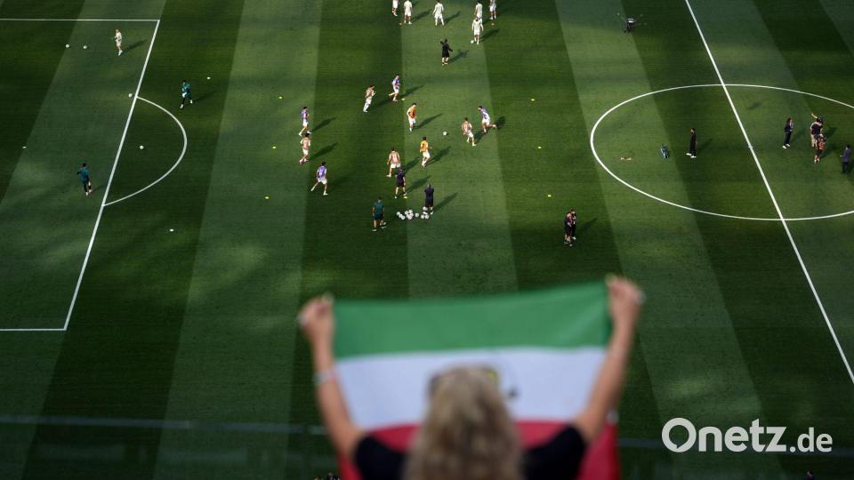 Die Flaggen unterschieden sich, in der Unterstützung für die Mannschaft waren sich viele Iran-Fans im Stadion aber einig. Bild: Jae C. Hong/AP/dpa