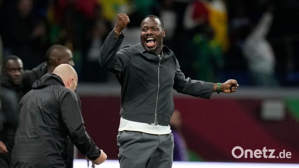 Senegals Trainer Pape Thiaw freut sich über die guten Leistungen der afrikanischen Teams - eine Überraschung sind sie für ihn nicht. Bild: Themba Hadebe/AP/dpa