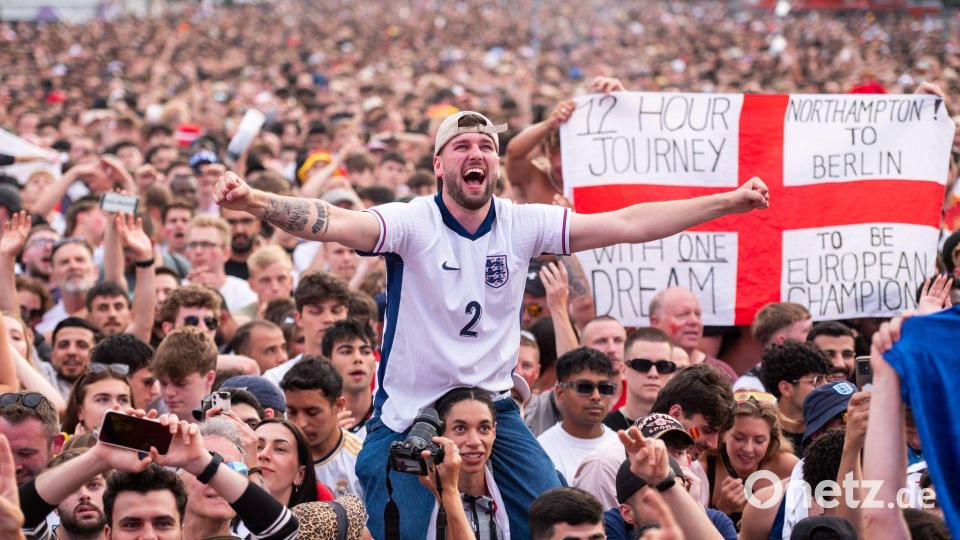 Endlich eine Trophäe? Englands Fans sind in freudiger Erwartung. (Archivbild) Bild: Christophe Gateau/dpa