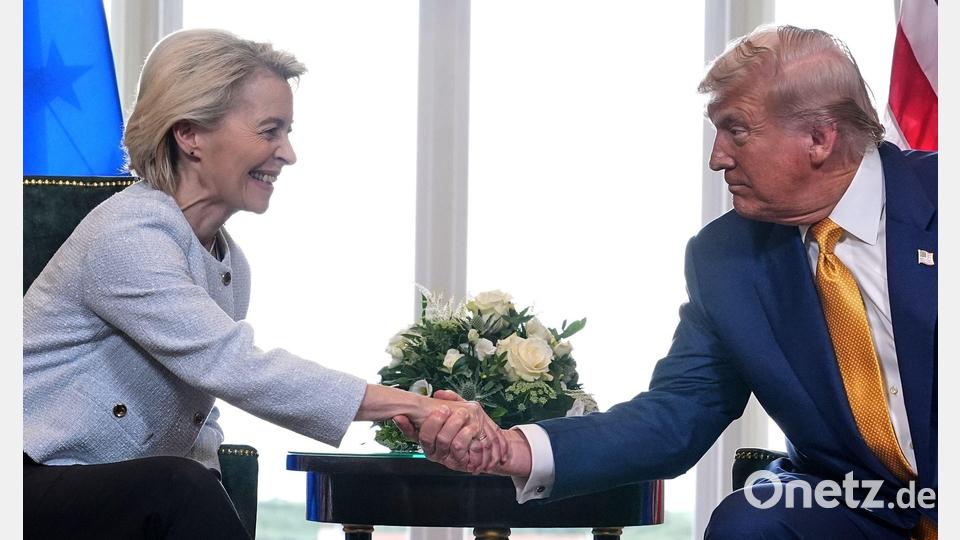 Sie vereinbarten im vergangenen Sommer den Zolldeal: EU-Kommissionspräsidentin Ursula von der Leyen und US-Präsident Donald Trump. (Archivbild) Bild: Jacquelyn Martin/AP/dpa
