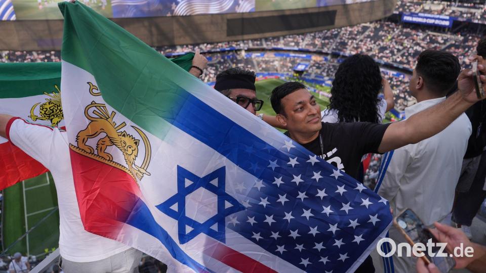 In der Arena waren Anhänger und Gegner des Kurses Teherans. Bild: Jae C. Hong/AP/dpa