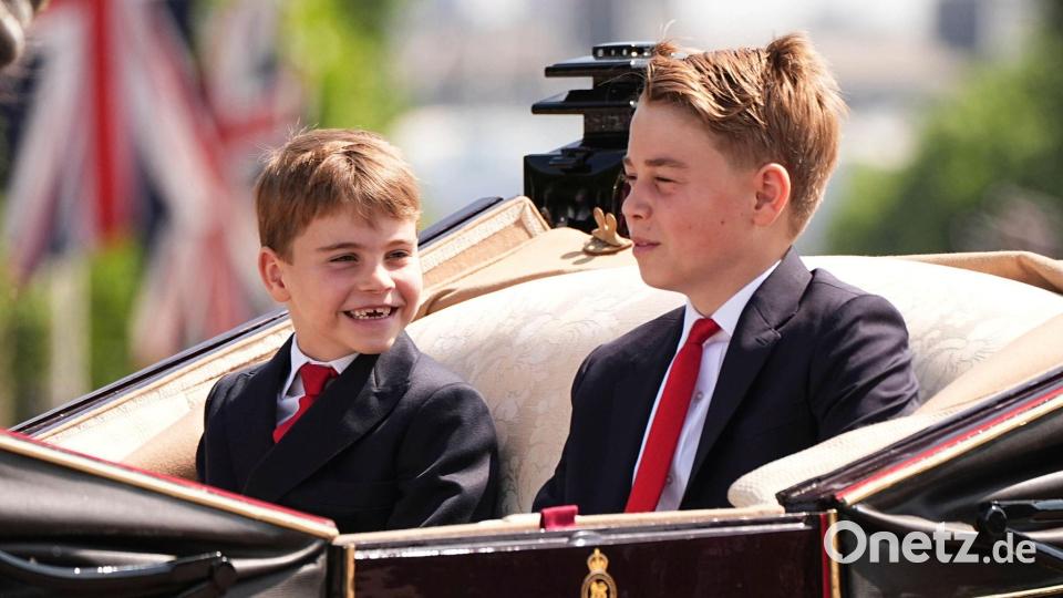 Der britische Prinz George - hier neben seinem kleinen Bruder Louis - soll aufs Elite-Internat Eton gehen. (Archivbild) Bild: Aaron Chown/PA/dpa