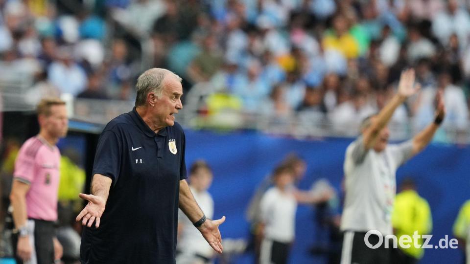 Uruguays Nationaltrainer Marcelo Bielsa kann manche Mechanismen im Profifußball nicht verstehen. Bild: Lynne Sladky/AP/dpa