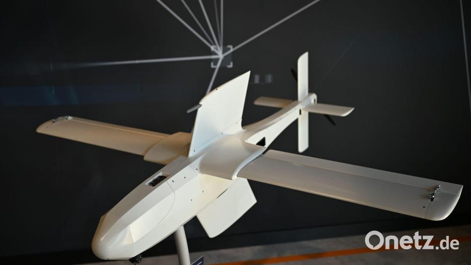 Nachdem sie nach oben katapultiert ist, fährt die Loitering Munition ihre Flügel aus und fliegt bis zu 100 Kilometer weit. Bild: Wolf von Dewitz/dpa