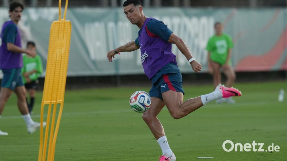 Training der Portugiesen in ihrem WM-Quartier in Palm Beach Garden. Auch Superstar Cristiano Ronaldo trägt das Armband zum Gedenken an seinen tödlich verunglückten Teamkollegen Diogo Jota am rechten Unterarm. Bild: Marta Lavandier/AP/dpa
