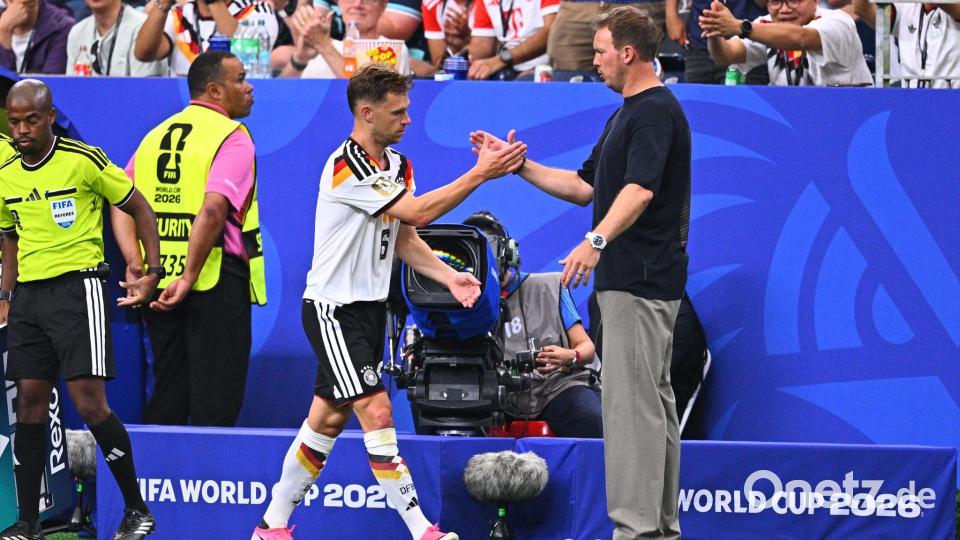 Zwei, die sich verstehen: Julian Nagelsmann klatscht mit Joshua Kimmich ab. Bild: Tom Weller/dpa