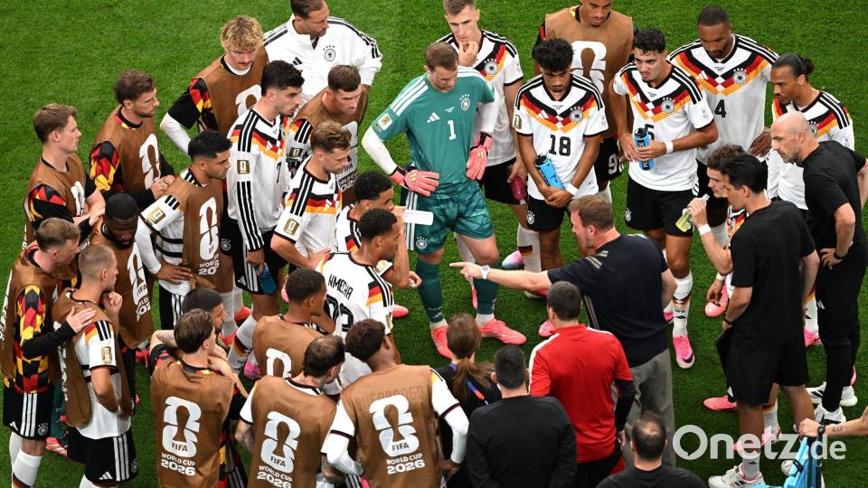 Taktik-Besprechung: Julian Nagelsmann justierte seine Mannschaft neu. Bild: Federico Gambarini/dpa