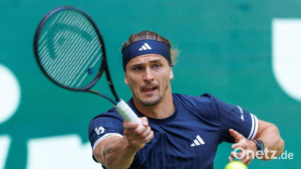 Alexander Zverev ist beim Rasenturnier in Halle ins Achtelfinale eingezogen. Bild: Friso Gentsch/dpa